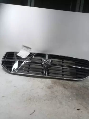 Used Front Grille fits: 2007 Dodge Caliber black and chrome Front Grade A