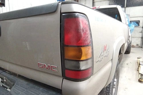 2005 GMC Sierra 2500 Passenger RH Tail Light Lamp OEM